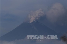 Núi lửa Mexico phun khói bụi cao 2km